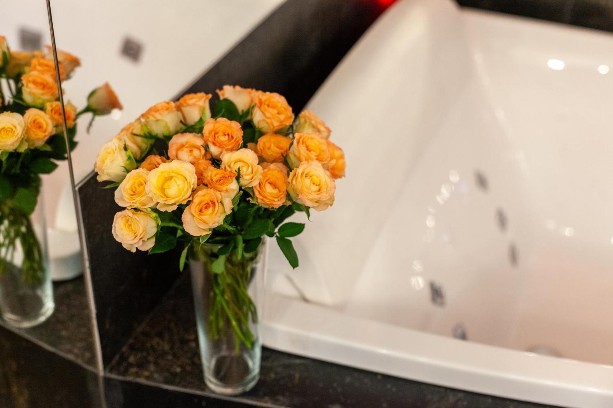 Royal Hot Jucuzzi Apartment Lviv Luaran gambar
